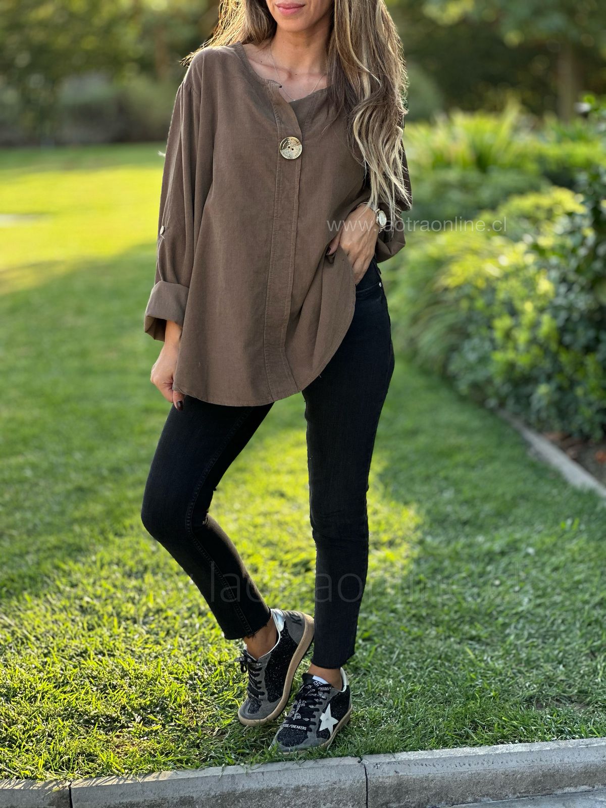 Blusa boton dorado choco