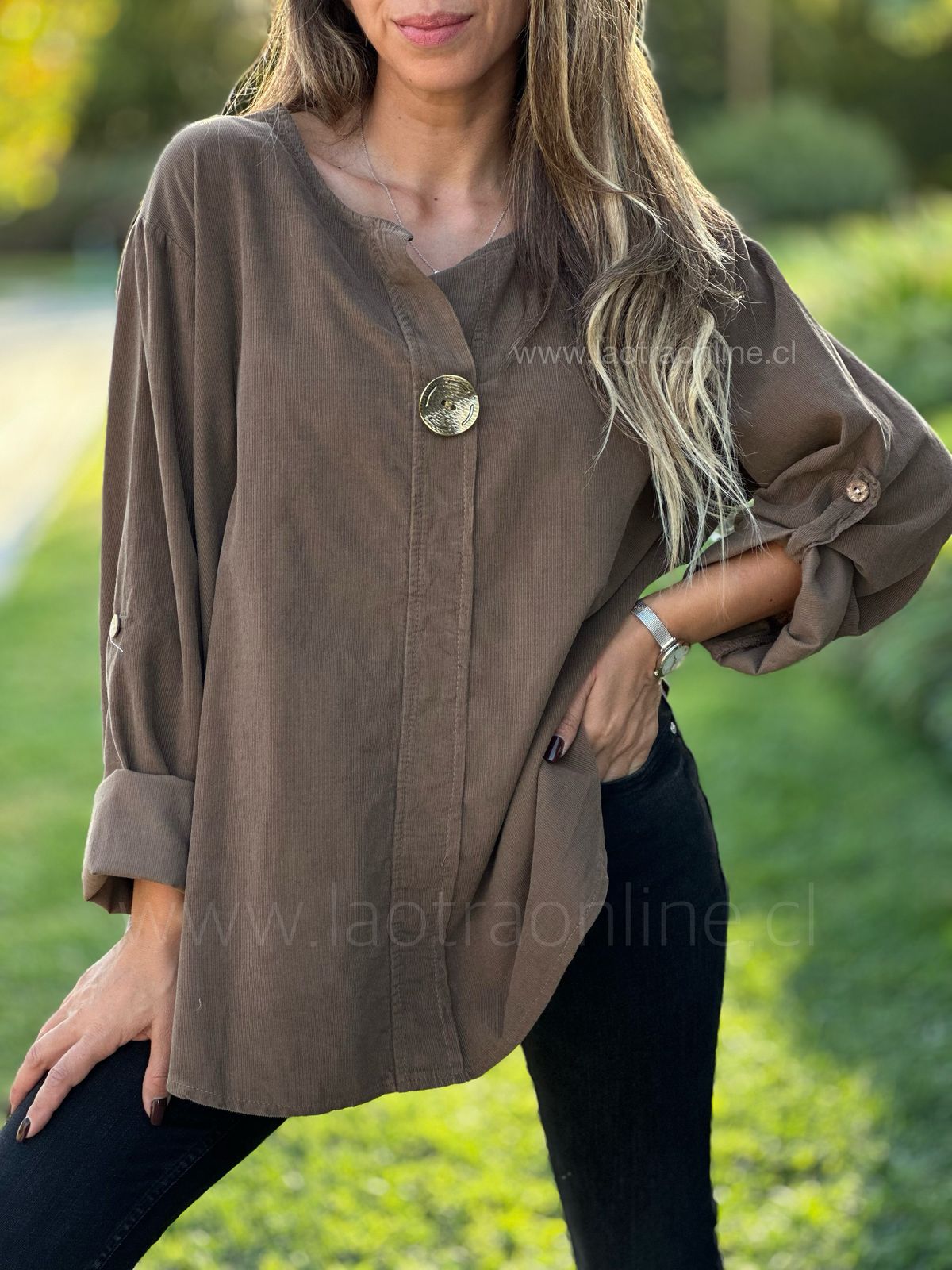 Blusa boton dorado choco